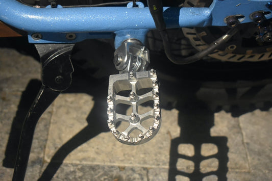 Mx style rear peg kit